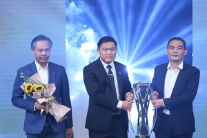 Chủ tịch công ty VPF, ông Trần Anh Tú cùng Phó chủ tịch Nguyễn Quốc Hội bên chiếc Cúp dành cho đội vô địch V-League được trao tại V-League Awards diễn ra vào ngày 9-7.