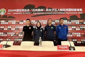 HLV các đội tại buổi họp trưa 11-7