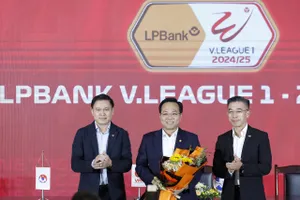 Ông Trần Anh Tú, chủ tịch công ty VPF trao hoa chúc mừng các đối tác đồng hành ở V-League 2024-2025