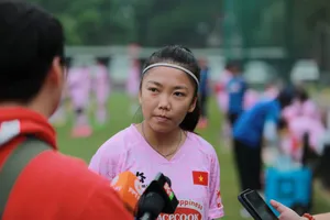 Huỳnh Như trả lời phỏng vấn trước buổi tập