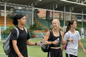 Những cầu thủ nữ nước ngoài đầu tiên xuất hiện trên sân cỏ Việt Nam. Họ sẽ cùng đồng hành CLB nữ TPHCM tham dự đấu trường châu Á 2024-2025. Ảnh: DŨNG PHƯƠNG