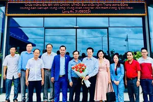 Ban giám đốc Công ty GB STEEL trao tặng hoa đến đồng chí Mai Văn Chính, Ủy viên Ban Chấp hành Trung ương Đảng -Trưởng Ban Dân vận Trung ương