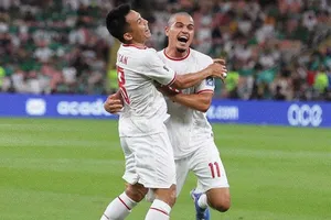 Niềm vui của các cầu thủ Indonesia sau bàn mở tỷ số. Ảnh: Reuters