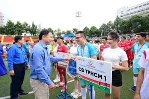 Phó Chủ tịch LĐBĐ Việt Nam, ông Trần Anh Tú cùng lãnh đạo báo Tuổi Trẻ, Nhà tài trợ trao cờ lưu niệm, chào mừng các đội tham dự giải.