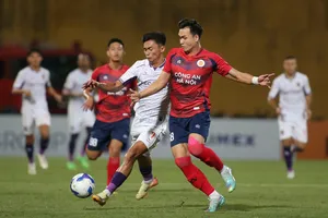 Bùi Hoàng Việt Anh thi đấu nổi bật ở hàng phòng ngự CAHN trong cuộc so tài với B.Bình Dương