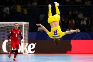 Ihor Sherniavskyi thực hiện santo ăn mừng sau bàn mở tỷ số cho Ukraine. Ảnh: FIFA