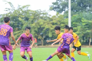 Trẻ Becamex Bình Dương (áo tím) khởi đầu ấn tượng trước Cần Thơ