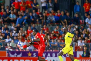 Hà Tĩnh (áo đỏ) đang "bay" ở top đầu bảng xếp hạng