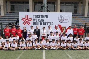 Ban tổ chức chương trình chụp ảnh lưu niệm cùng các khách mời 