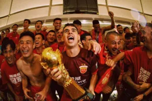 Đội trưởng Oscar cầm trên tay chiếc cúp vô địch Trung Quốc Super League 2024 của Cảng Thượng Hải. Ảnh: X