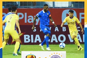 Cuộc so tài bất phân thắng bại giữa Quảng Nam và Hà Nội FC ở vòng 9. Ảnh: QNFC