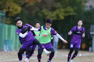 Các cầu thủ Việt Nam trên sân tập chiều 25-11