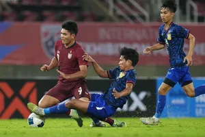 Các cầu thủ Lào cầm hòa Thái Lan 1-1 trong trận giao hữu mới đây tại Thái Lan. Ảnh: Changsuek