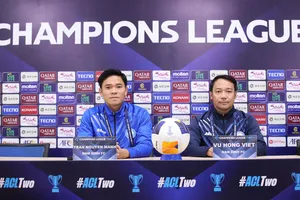 HLV Vũ Hồng Việt và thủ môn Nguyên Mạnh tại buổi họp báo