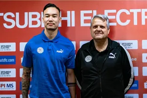 Tân HLV trưởng đội tuyển Philippines, ông Albert Capellas (bên phải)