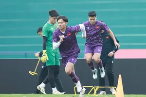 Bùi Vĩ Hào cùng các đồng đội trên sân tập ngày 12-12