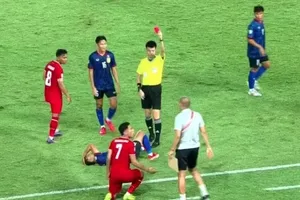 Marselino Ferdinan lãnh thẻ đỏ trong trận gặp Lào. Ảnh: Sindonews