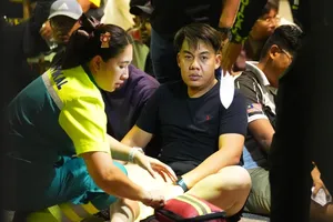 Các CĐV Malaysia bị thương được săn sóc y tế ngay tại sân vận động Rajamangala. Ảnh: Mainstand