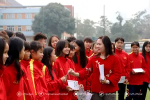 Bà Thanh Hà trao quà Tết đến các cầu thủ đội U14 và U16 nữ Việt Nam