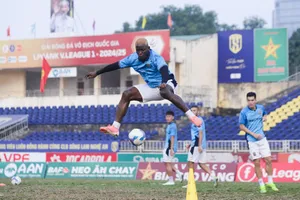 Tân binh Charly Malep Dipita vừa gia nhập CLB Becamex Bình Dương cùng đội có buổi tập trên sân Vinh ngày 22-1