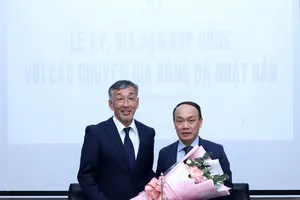 TTK VFF Nguyễn Văn Phú trao tặng hoa cho ông Yutaka Ikeuchi tại buổi ký hợp đồng