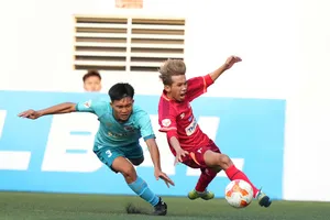 ĐH Tôn Đức Thắng (áo đỏ) bị cầm hòa bởi ĐH Trà Vinh ở trận khai mạc. 