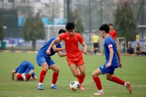 Đội tuyển U17 Việt Nam (áo đỏ) khởi động thuận lợi trước thềm VCK châu Á 2025.