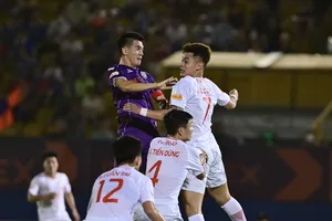 Pha không chiến giữa Tiến Linh và các hậu vệ Viettel. Ảnh: DŨNG PHƯƠNG