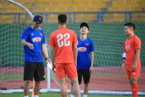 HLV Kim Sang-sik trao đổi cùng Tiến Linh và Quang Hải trước buổi tập chiều 13-3. Ảnh: DŨNG PHƯƠNG