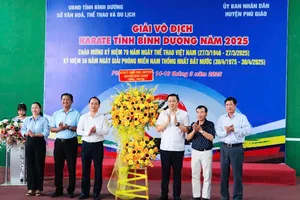 Ông Nguyễn Khoa Hải, Tỉnh ủy viên - Bí thư Huyện ủy Phú Giáo cùng các đồng chí lãnh đạo huyện Phú Giáo thay mặt địa phương đăng cai tặng hoa cảm ơn BTC giải