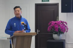 Giảng viên Lê Huỳnh Đức chia sẻ tại buổi khai mạc sáng 16-3.