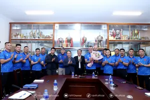 Lãnh đạo VFF cùng HLV Roland và ê-kip trợ lý ở đội tuyển U17 Việt Nam.