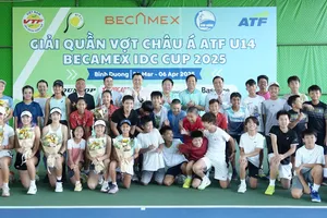 Đại diện BTC giải và các VĐV đến từ 13 quốc gia chụp hình lưu niệm tại Lễ Khai mạc giải.