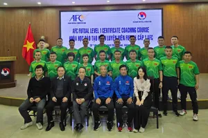 Ban tổ chức chụp lưu niệm cùng các học viên tham dự khóa học.