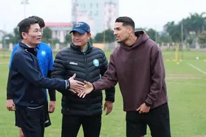 Hendrio đến sân tập chia tay Ban huấn luyện CLB Nam Định.