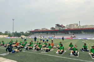 Đội U17 nữ Thái Lan trên sân tập vào trưa 1-4