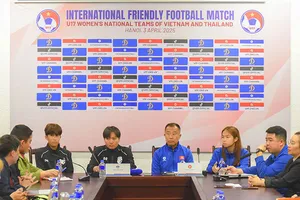 HLV trưởng và đại diện cầu thủ hai đội tại buổi họp báo sáng 2-4.