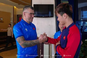 HLV Roland gặp gỡ động viên các cầu thủ bị loại trước thềm VCK U17 châu Á 2025.