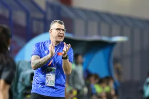 HLV Roland hài lòng về màn trình diễn của các học trò.