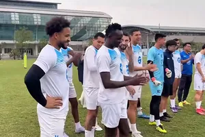 Cầu thủ Nguyễn Xuân Son trên sân tập cùng CLB Nam Định hôm 5-4