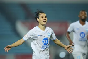 Văn Toàn tỏa sáng với cú đúp cho Nam Định.