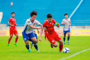 Huế (áo trắng) và Đồng Nai đang so kè ở khu vực cuối bảng. 