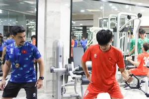 Trợ lý phụ trách thể lực hướng dẫn các cầu thủ trong phòng tập gym.