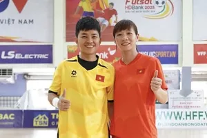 Thùy Trang cùng các cầu thủ hội quân muộn đã có mặt cùng đội tuyển vào ngày 9-4.