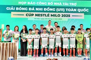 Ban tổ chức chụp ảnh lưu niệm cùng đại diện các đội tham dự, nhà tài trợ.
