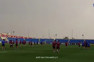 Đội tuyển U17 Việt Nam tập làm quen sân King Fahd Sports City