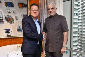 Chủ tịch AFC Shaikh Salman (bên phải) và chủ tịch AFF Khiev Sameth tại buổi gặp gỡ hôm 11-4. Ảnh: AFC