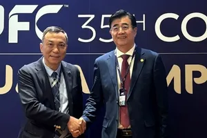 Chủ tịch LĐBĐ Việt Nam Trần Quốc Tuấn và Chủ tịch LĐBĐ Trung Quốc Song Kai tại Đại hội AFC.