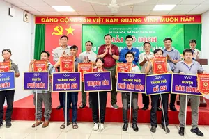 Đại biểu chụp hình lưu niệm cùng các đơn vị tham dự Giải Vô địch Cờ tướng tỉnh Bình Dương năm 2025.