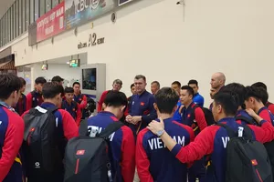 HLV Roland căn dặn các học trò trước khi chia tay tại sân bay Nội Bài.